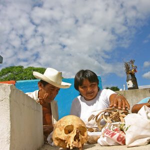 La Fiesta de Muertos en Campeche (México) se celebra dando brillo a sus huesos